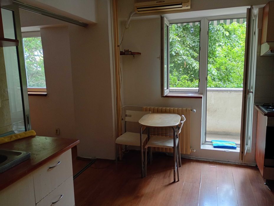 Închiriez apartament cu 2 camere, decomandat, situat la etajul 1 al unui bloc aflat în imediata apropiere a Parcului Sebastian.
