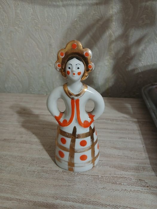 Продам фарфоровые статуэтки