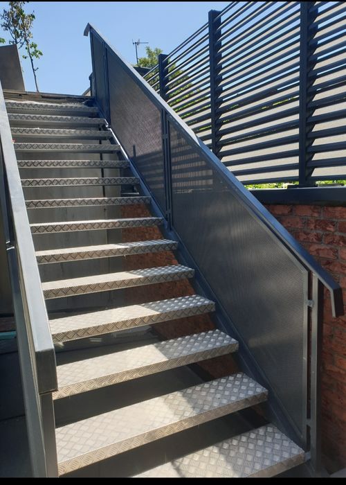 Изработка метални парапети