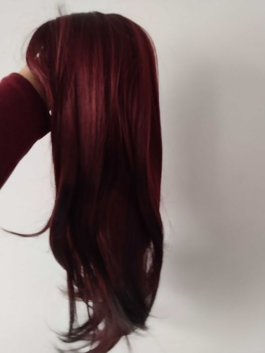 Червена перуки с бретон, само за 15€ всяка.