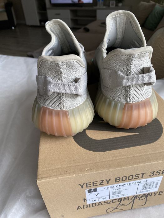 Кроссовки Изи Буст