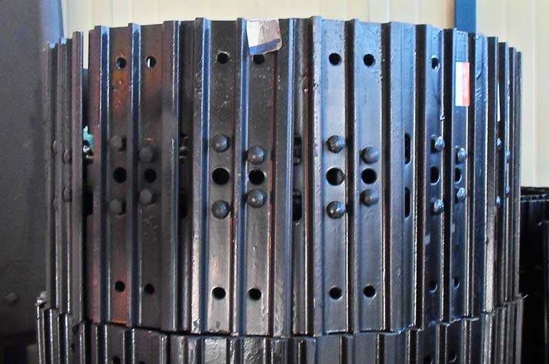 Металлическая гусеница мини-экскаватора Caterpillar