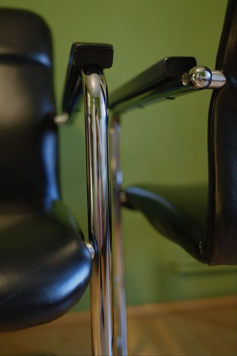 Pereche de Scaune Cantilever din Piele Thonet – Originale