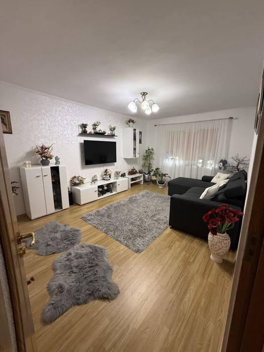 Vand apartament 3 camere + 2 balcoane inchise, decomandat, zona Tomesti