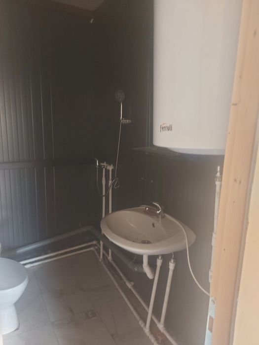 Pachet complet – container locuibil + căsuță lemn 24 mp + 5 panouri solare + generator + piscină