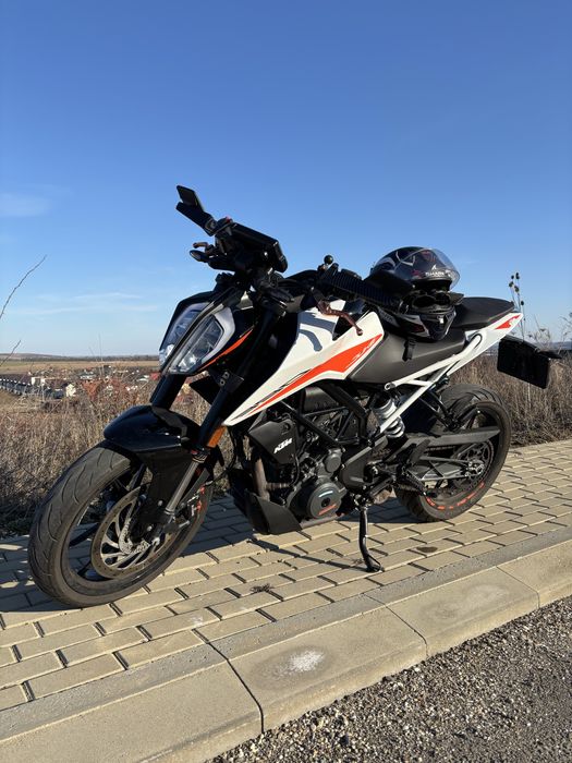 KTM duke 390cc 2022 in stare foarte buna km putini pret bun o vand pentru a mi cumpara un motor mai mare