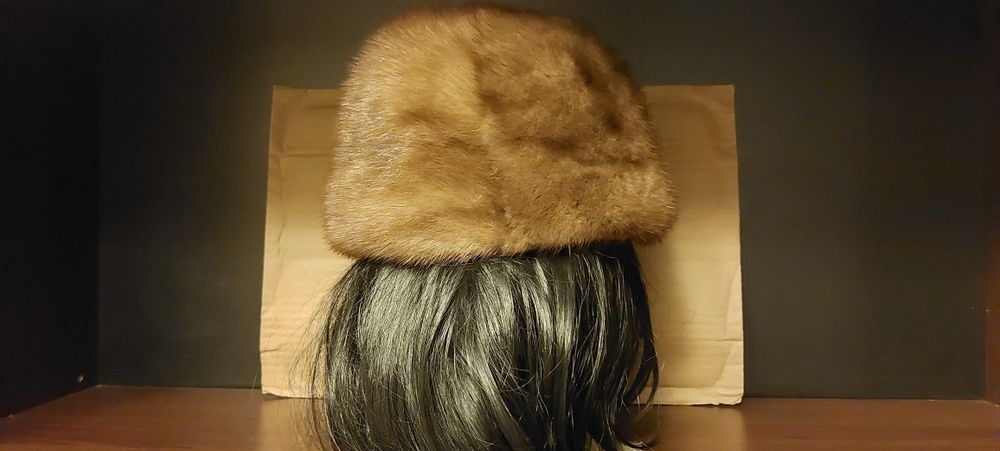 Caciula de dama  din blana de nurca, noua, cu eticheta, masura 56