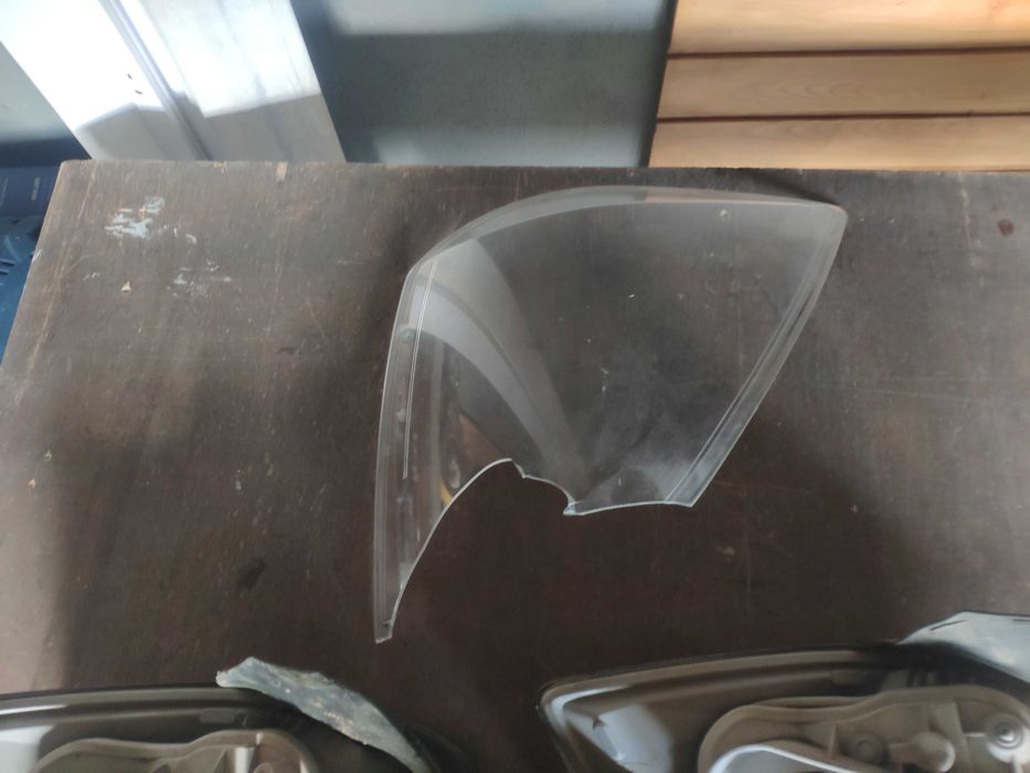 Продавам заден десен стоп за Opel Astra H комби-2 бр