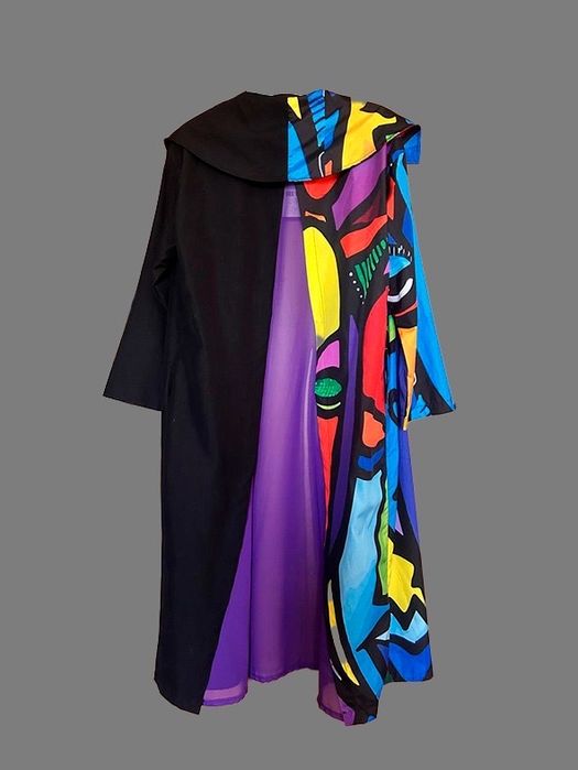 Стильный плащ с арт-принтом