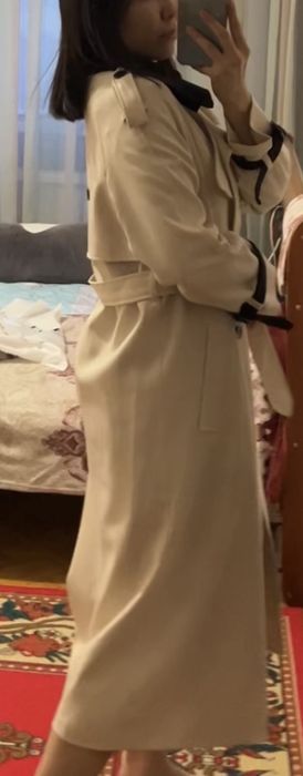 Классический тренч в базовом оттенке