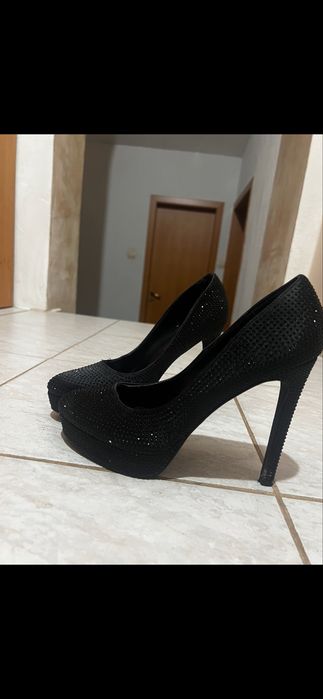 Бляскави черни токчета