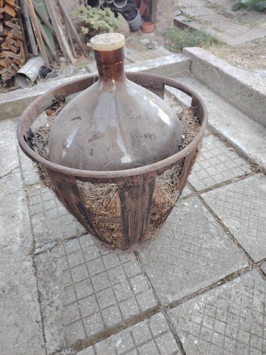 Стара стъклена дамаджана