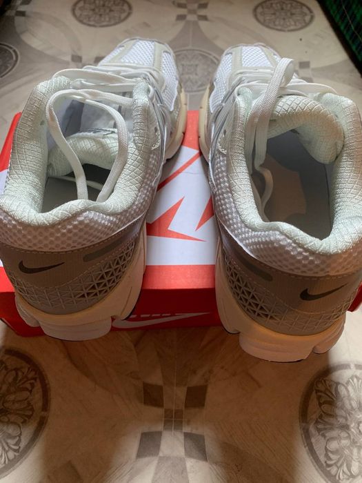 Кроссовки Nike Vomero 5