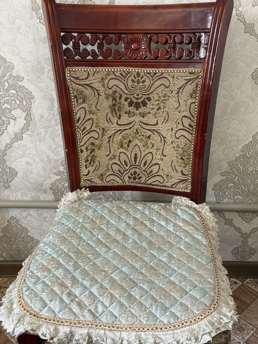 Стол и стулья для гостиной