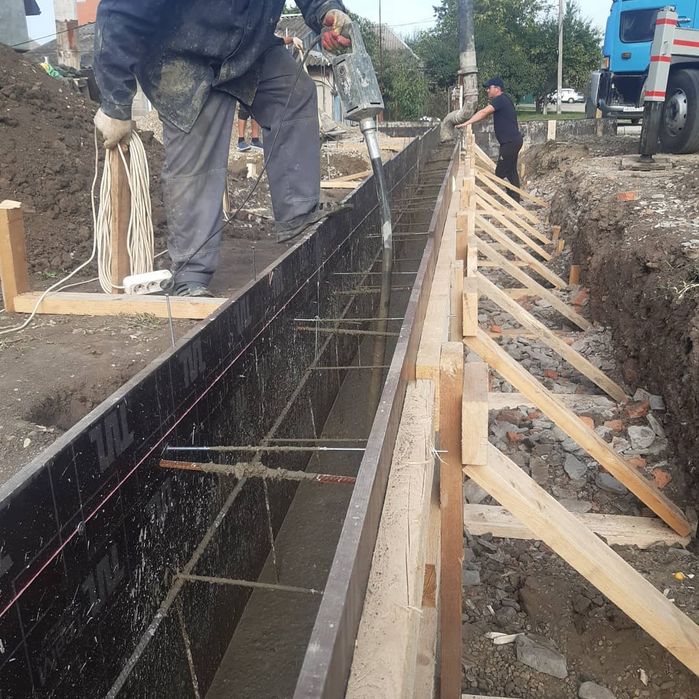 Заливка фундамента на забор