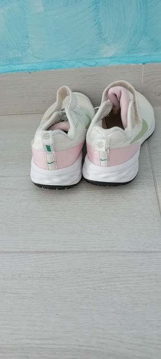 Adidasi nike revolution