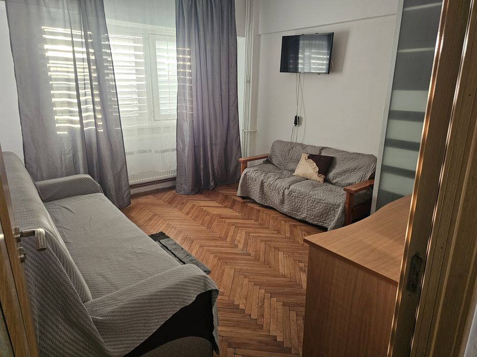 Închiriez apartament cu două camere decomandate ultracentral