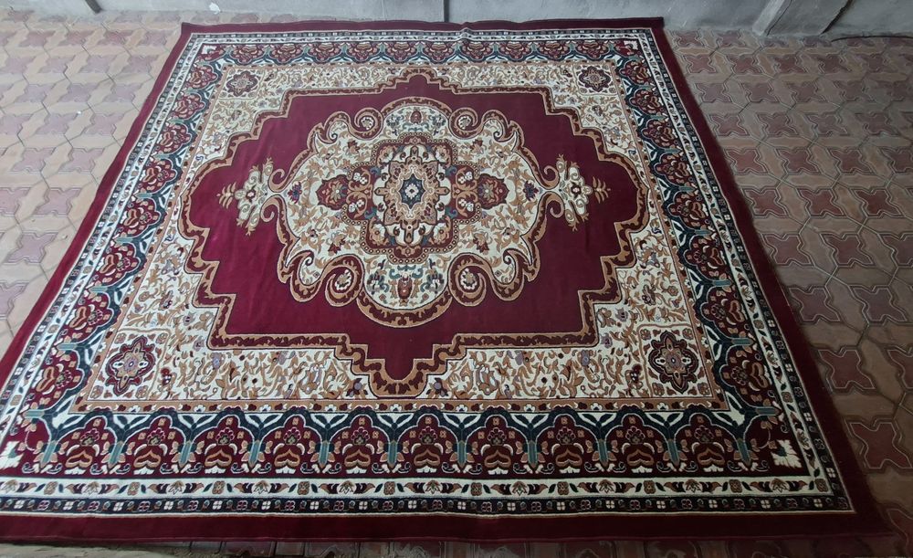 Kotta gilam sotiladi.
