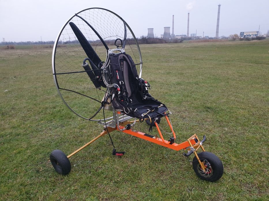 Trike pentru paramotor de spate