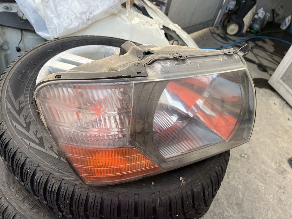 Фар Mitsubishi Pajero 2005