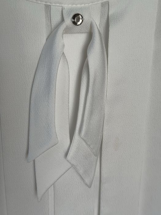 Белая блузка с бантом