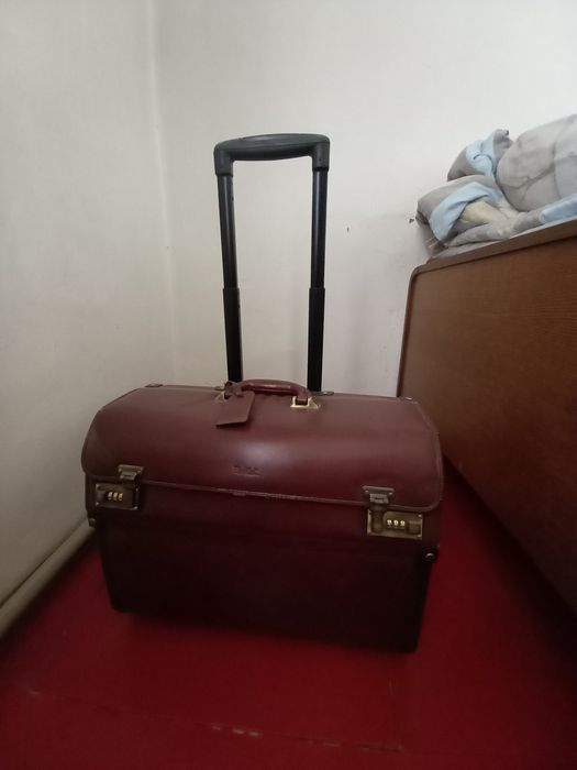 Продам чемодан на колёсах