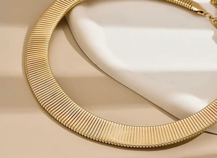 Елегантно колие златисто