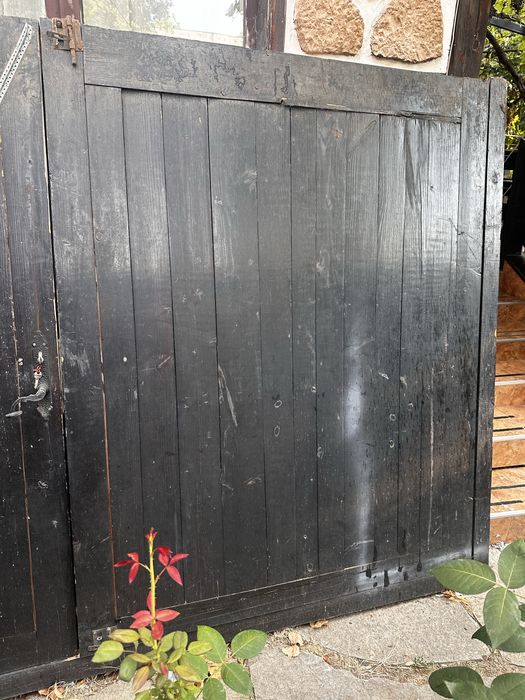 Дървена външна врата за гараж или двор