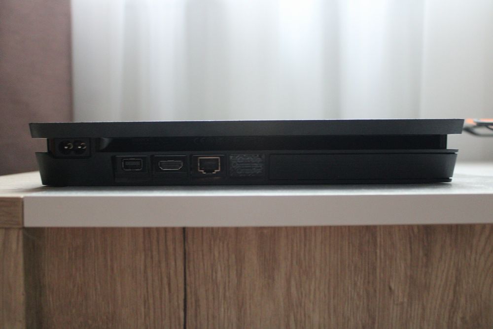 Ps4 cu două manete și 6 jocuri