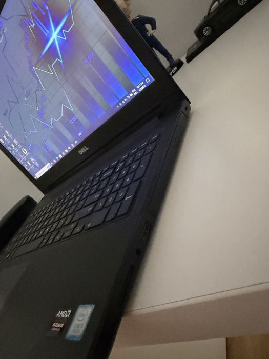 Vând laptop Dell Inspiron 15 (2017), funcțional, preț mic.
