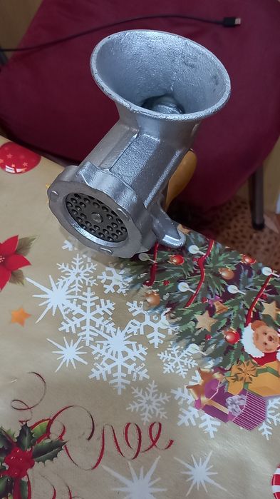 Vand masina de tocat carne metalica,culoare argintie, completa