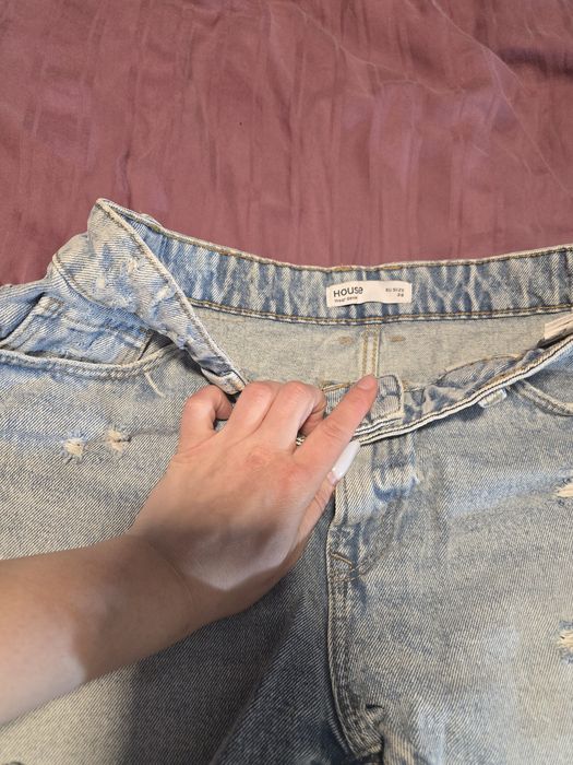 Vând shorts din denim bleu deschis, model super rupt/distressed