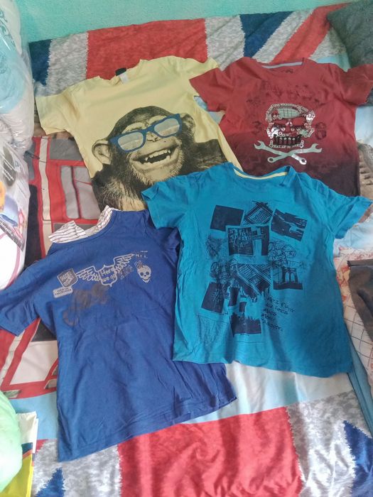 Vand lot haine baieti aprox. 7-10 ani