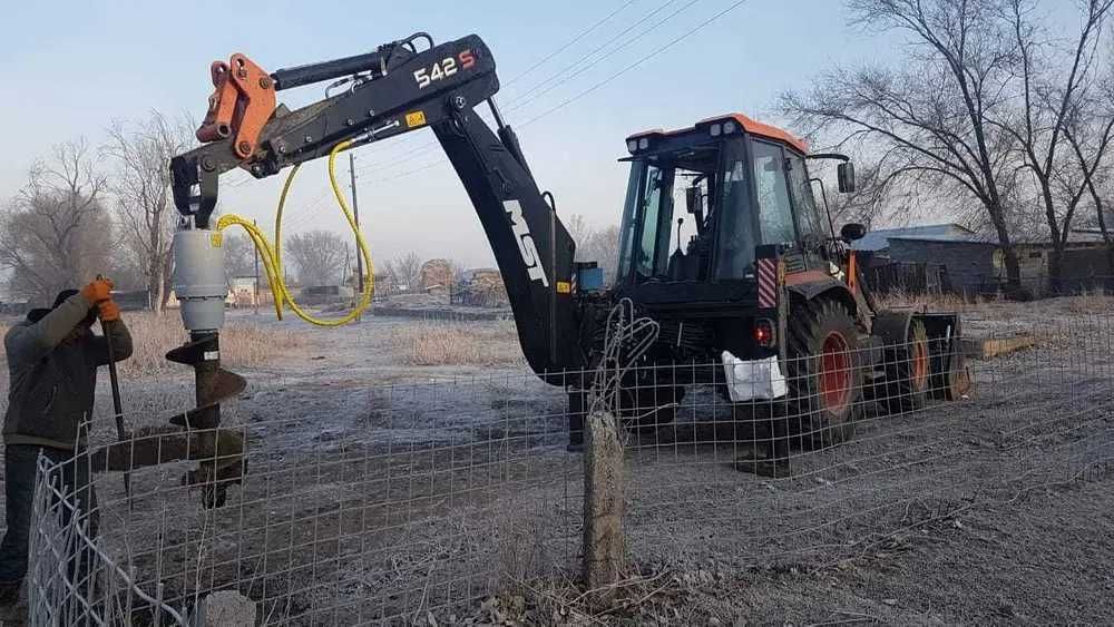 Экскаватор погрузчик траншея. Мытье отуаров на тракторе в Алматы фото