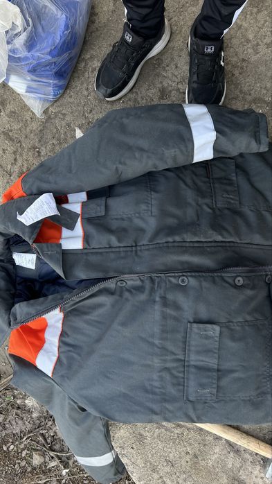 2 синий спец одежды и 4 куртки