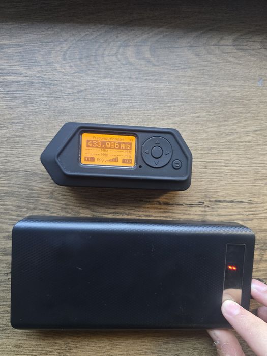 Jammer Powerbank 7W (300-915 MHz едновременно)