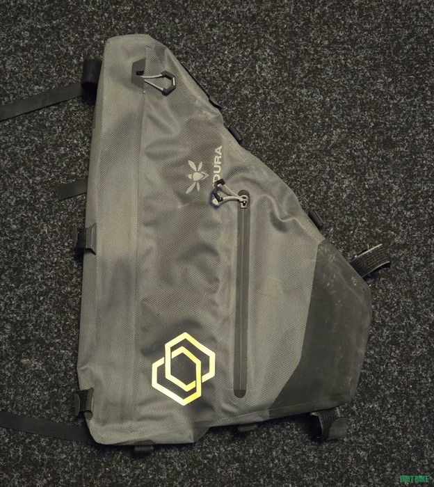 Geanta cadru Apidura