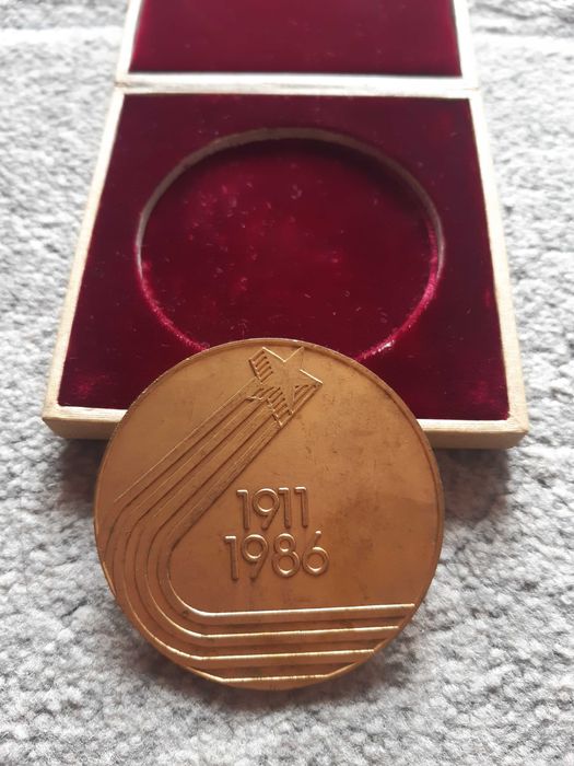 Плакет 75 години ДФС Левски-Спартак 1911/1986 г. в кутийка