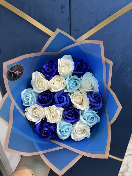 Buchet trandafiri sapun albastru/ roz/ rosu/ personalizat cu stitch si initiala