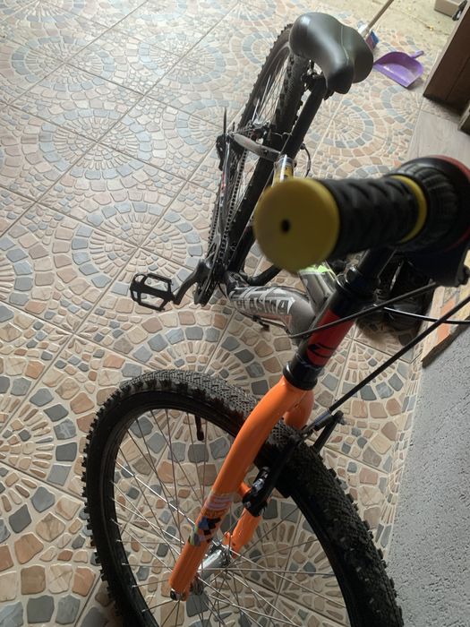 Vand bicicleta aproape noua