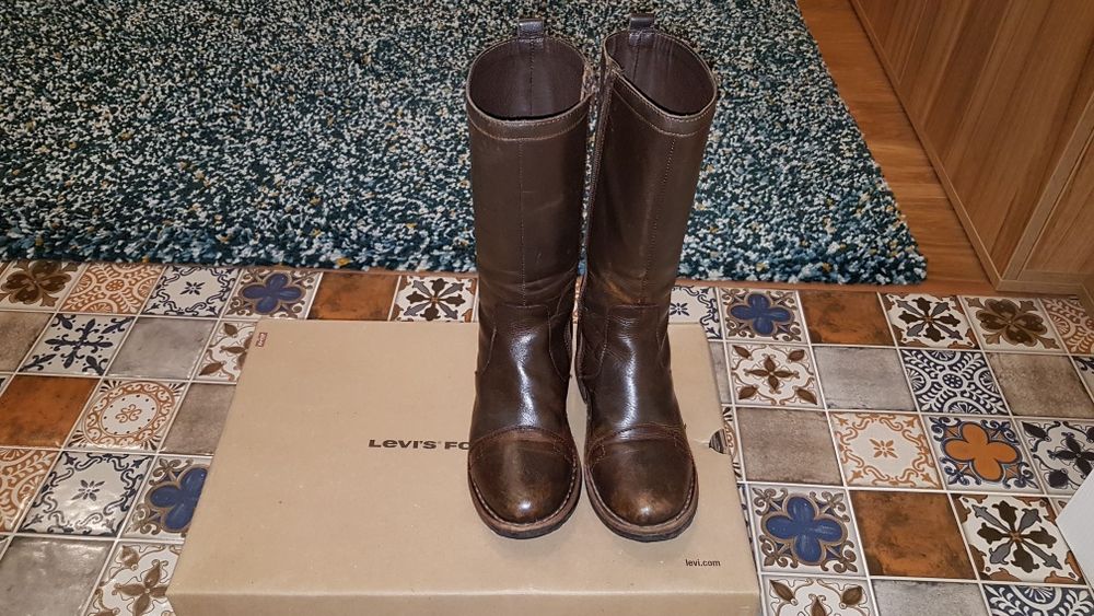 Продавам дамски ботуши изцяло от естествена кожа,кафяви ,фирма Levis