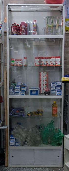 Продам торговое оборудование,витрины.