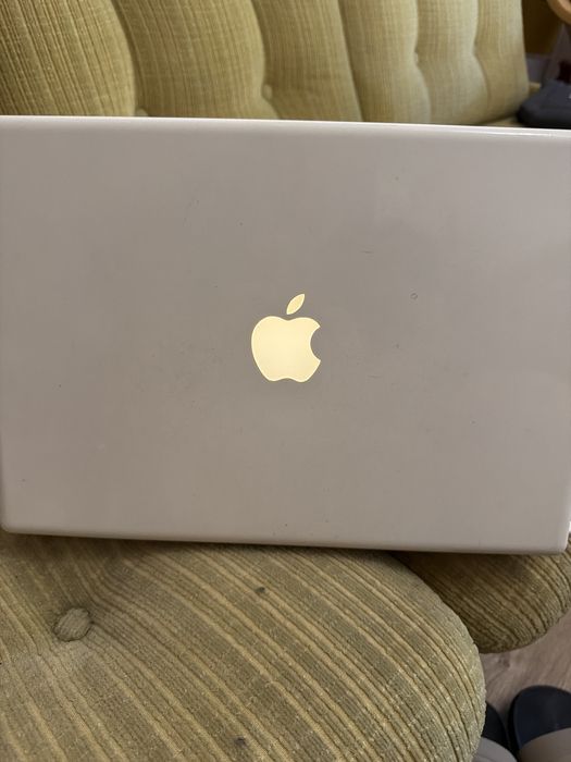 Ретро класика Apple MacBook 13" (Бял / Бял поликарбонат) – Модел A1342