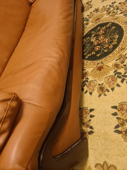 Диван кожаный состояние нормальное