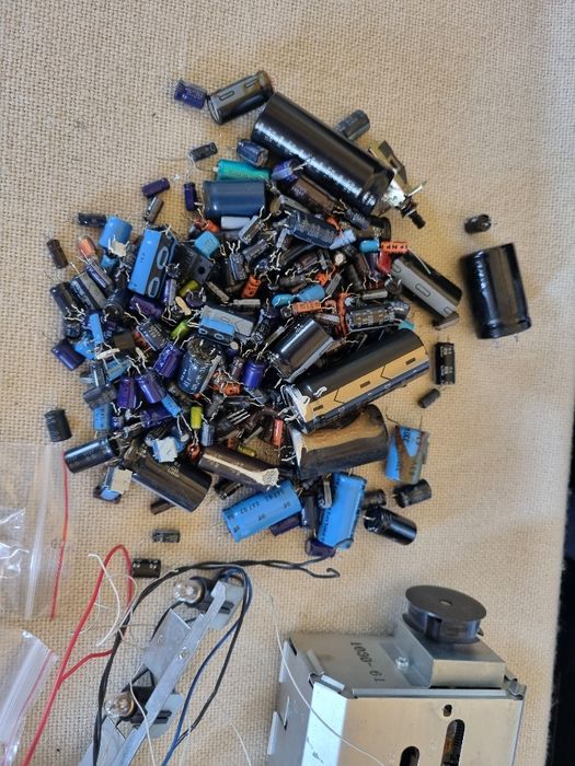 Pachet dif Condensatori, componente Kenwood KR 5200, etc