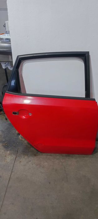 Usa dreapta spate volkswagen vw polo 6R 1.2 an 2010 rosu cu mic defect