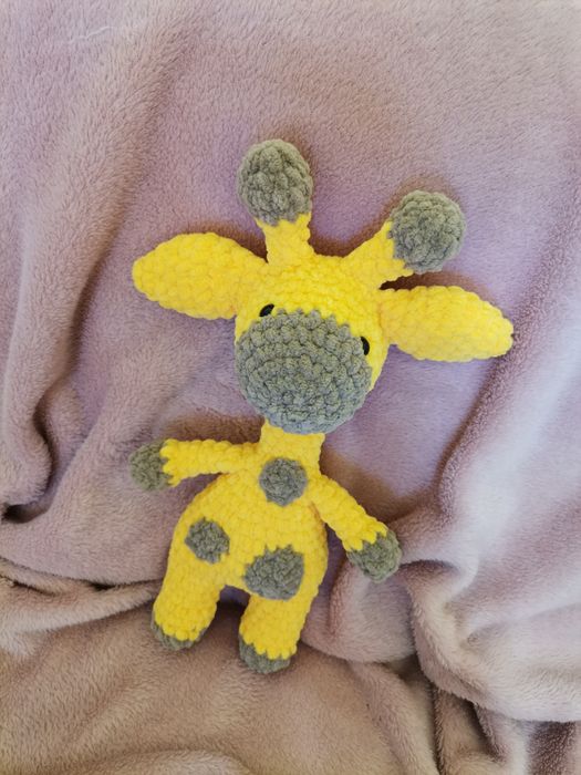 Ръчно плетено жирафче