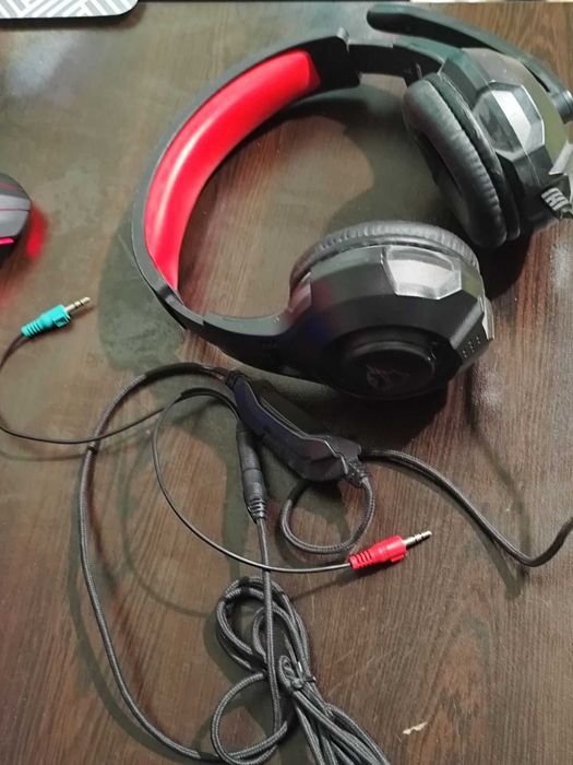 Два джойстика с кабел и два чифта геймърски слушалки