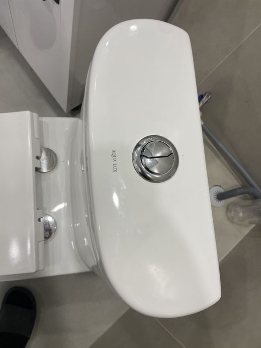 Унитаз в эксплуатаций 2 года. В отличном состояний