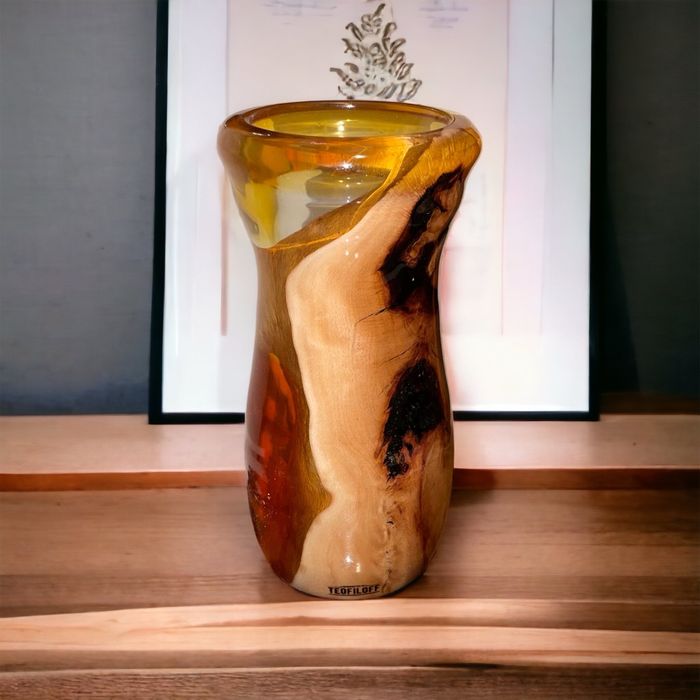 Уникални ръчно изработени вази от дърво и епоксидна смола